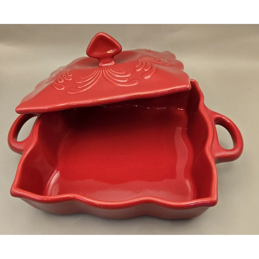 Red Bakeware One Quart ‎ Casserol Dish  Backing Pan With Lid Embossed Lid Detail